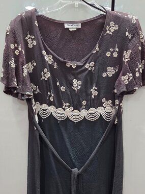 green floral short-sleeve dress features a decorative cream lace trim